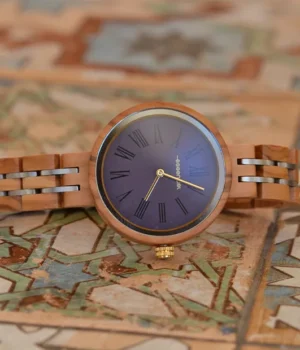 Gros plan sur la montre pour femme Katia en bois d'érable, mettant en valeur son cadran élégant et ses chiffres romains violets.
