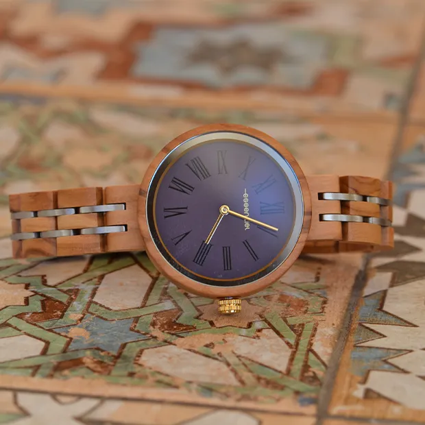 Gros plan sur la montre pour femme Katia en bois d'érable, mettant en valeur son cadran élégant et ses chiffres romains violets.