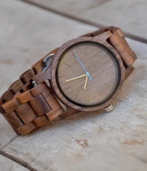 Cadran de la montre homme bois noyer Voyager avec index en métal argenté et trotteuse bleue