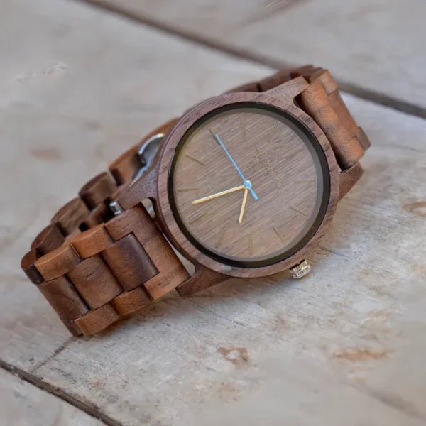 Cadran de la montre homme bois noyer Voyager avec index en métal argenté et trotteuse bleue