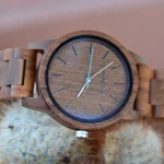 Montre homme bois noyer Voyager vue de profil, montrant le bracelet et le fermoir papillon