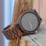 Boîtier en bois de noyer de la montre homme Voyager, montrant le grain fin du bois