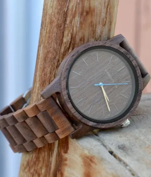 Boîtier en bois de noyer de la montre homme Voyager, montrant le grain fin du bois