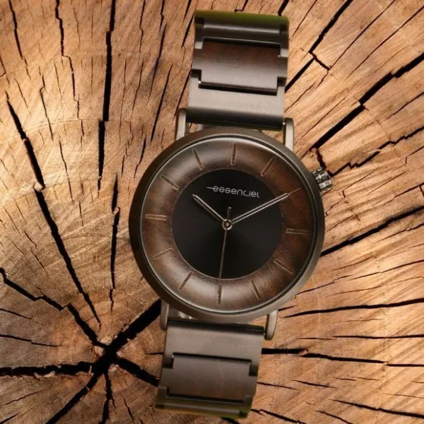 Montre homme en bois d’ébène Dakar avec cadran noir métallisé et bracelet ajustable.
