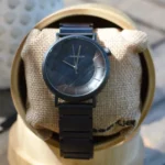 Gros plan sur le cadran minimaliste de la montre Dakar pour homme en bois d’ébène.