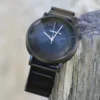 Vue latérale de la montre homme full ébène Dakar montrant le boîtier et le bracelet en bois.
