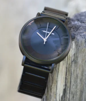 Vue latérale de la montre homme full ébène Dakar montrant le boîtier et le bracelet en bois.