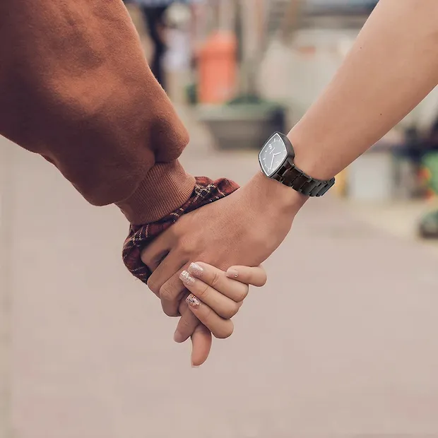 Bracelet en cuir ébène doux et soyeux attaché à la montre carrée Victor.