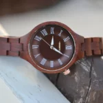 Montre pour femme en palissandre avec cadran noir et chiffres romains, bracelet ajustable.