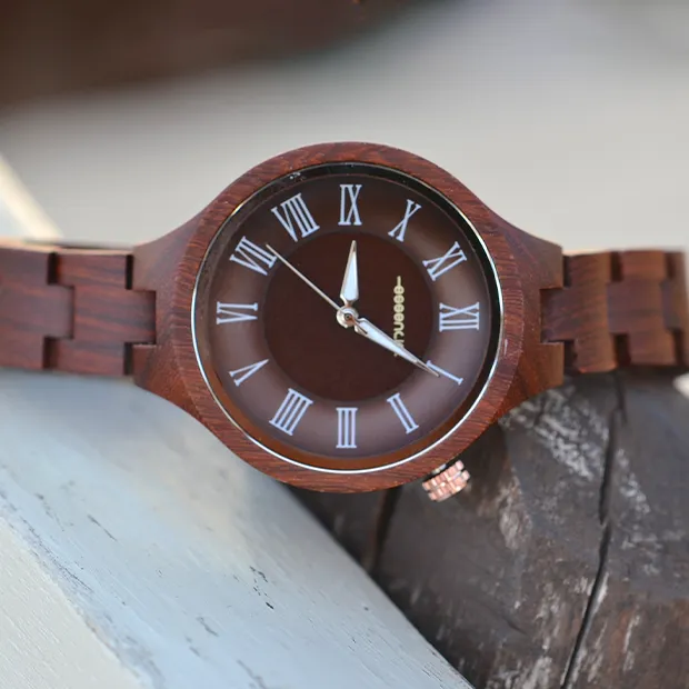 Montre pour femme en palissandre avec cadran noir et chiffres romains, bracelet ajustable.