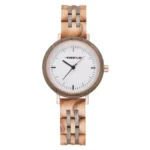 Zoom sur le bracelet en bois interchangeable et ajustable de la montre Bettie, mettant en valeur sa texture et sa couleur naturelle.