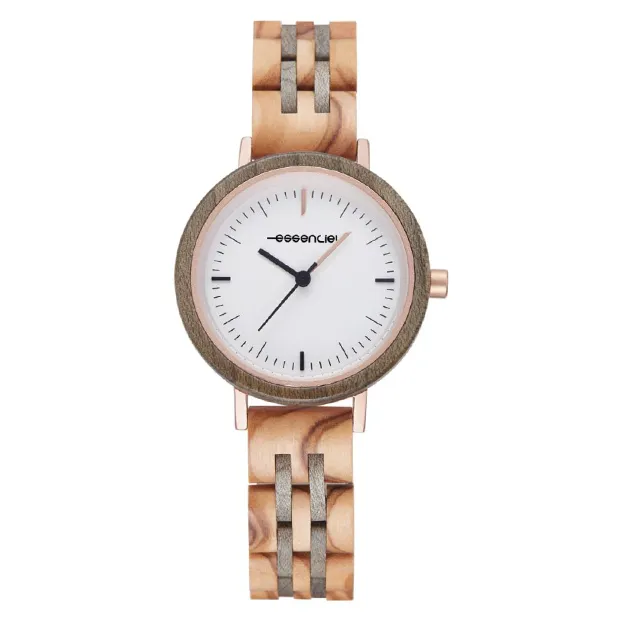 Zoom sur le bracelet en bois interchangeable et ajustable de la montre Bettie, mettant en valeur sa texture et sa couleur naturelle.