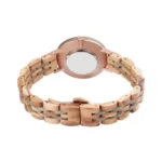 Vue latérale de la montre Bettie illustrant la finesse du boîtier en érable