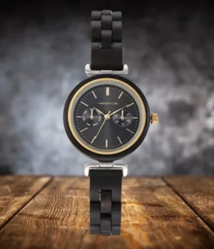 Montre en bois d’ébène Maya pour femme avec cadran doré et bracelet en bois, vue sur fond noir.
