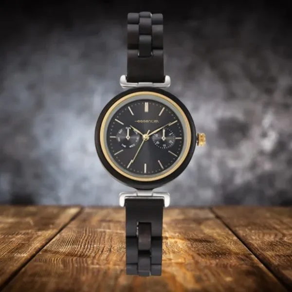 Montre en bois d’ébène Maya pour femme avec cadran doré et bracelet en bois, vue sur fond noir.