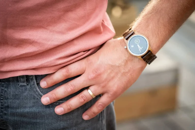 Montre homme bois noyer Mariner portée sur un poignet masculin, mettant en valeur son design élégant.