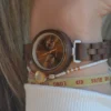 Montre écologique pour femme en noyer naturel, modèle Maya, dotée d'un mouvement japonais précis et livrée dans un coffret en bambou éco-responsable.