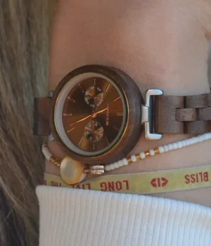Montre écologique pour femme en noyer naturel, modèle Maya, dotée d'un mouvement japonais précis et livrée dans un coffret en bambou éco-responsable.