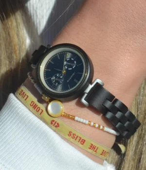 Montre pour femme en bois d'ébène modèle Maya, dotée d'un boîtier de 30 mm et d'un cadran doré, alliant élégance naturelle et design raffiné.