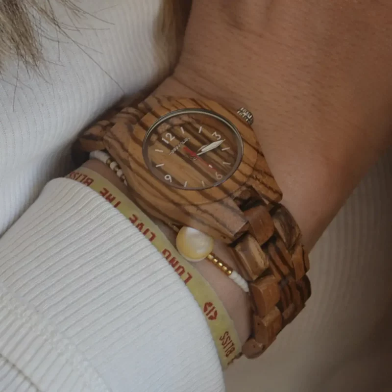 Montre écologique pour femme en bois de zebrano, modèle Manchester, avec un bracelet interchangeable en bois, permettant une personnalisation selon les préférences