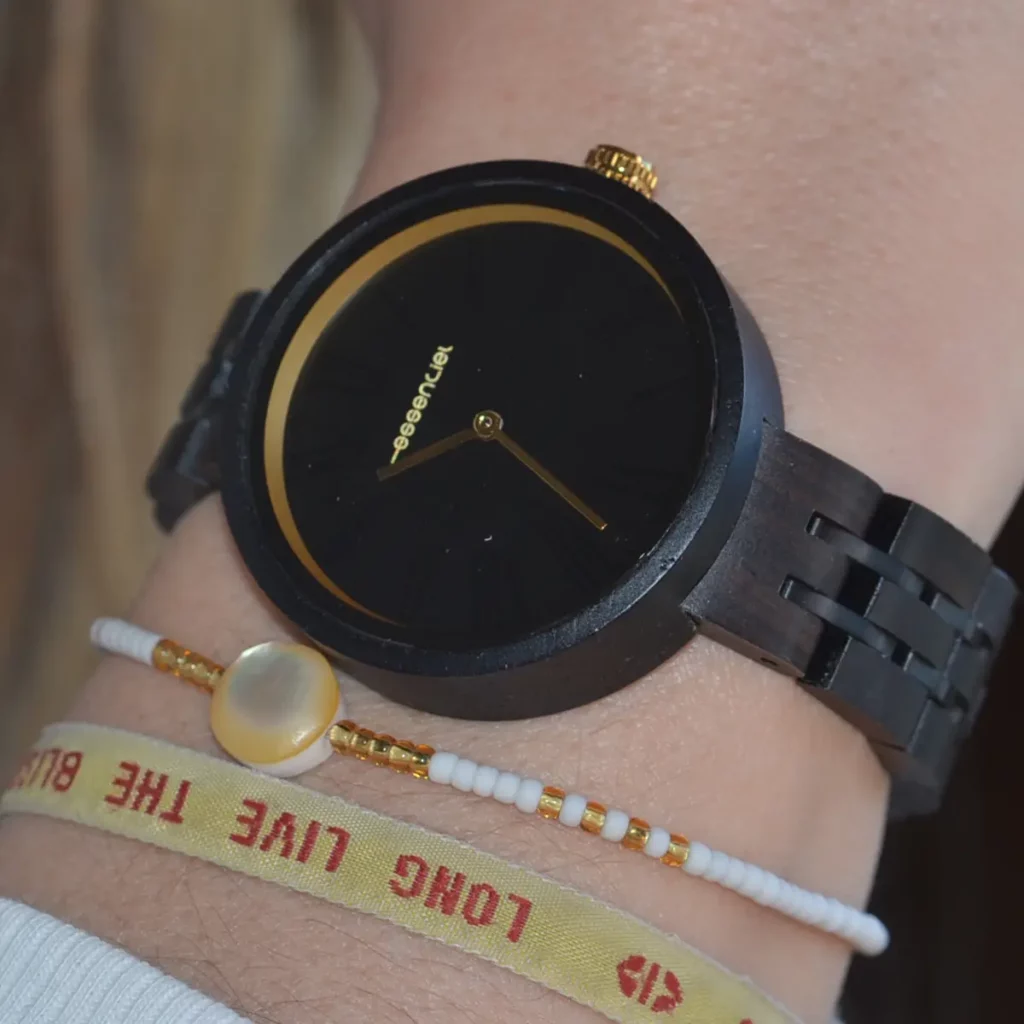 Montre pour femme en bois d'ébène modèle Katia, dotée d'un cadran de 36 mm avec chiffres romains violets et verre bombé, alliant élégance et minimalisme.