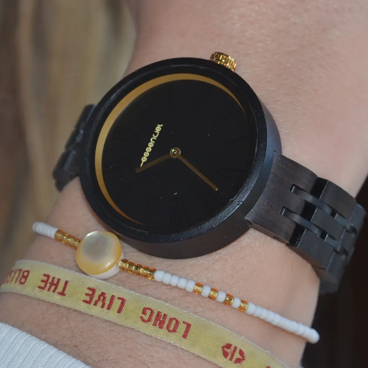 Montre pour femme en bois d'ébène modèle Katia, dotée d'un cadran de 36 mm avec chiffres romains violets et verre bombé, alliant élégance et minimalisme.