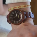 Montre écologique pour femme en bois de palissandre, modèle Charley, offrant un design élégant et un bracelet ajustable pour un confort personnalisé.