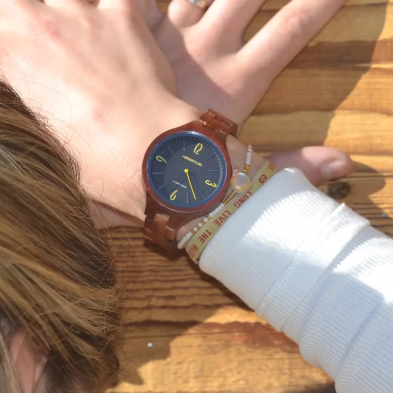 Bracelet ajustable de 14 mm en bois de palissandre de la montre Aretha pour femme.