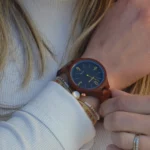 Montre femme en bois de palissandre modèle Aretha avec cadran épuré de 39 mm.