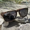 Lunettes solaires CURTISS pour homme, monture en bois écologique de liège, verres polarisés UV400, style élégant intemporel.
