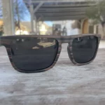 GLOSTER-5 : monture rectangulaire en bois écoresponsable avec détails artisanaux fins et design unique.