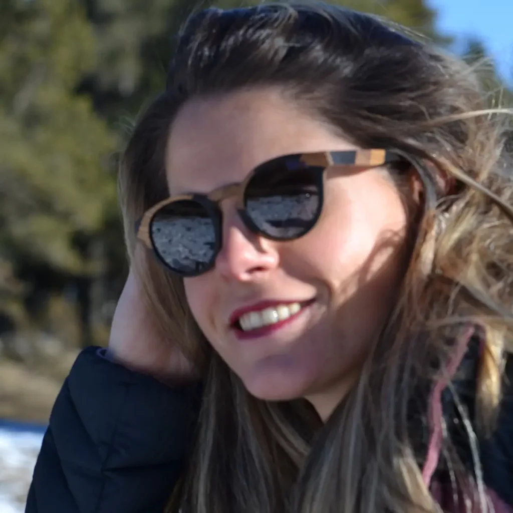 Lunettes de soleil en bois modèle La Bicolore, avec monture en bois naturel et noir, verres polarisés UV400 offrant une protection optimale et un style unique.