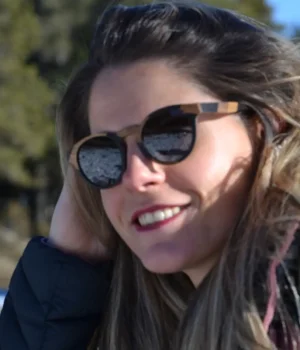 Lunettes de soleil en bois modèle La Bicolore, avec monture en bois naturel et noir, verres polarisés UV400 offrant une protection optimale et un style unique.