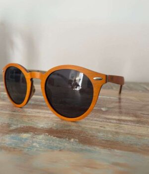 Lunettes de soleil en bois Spector Orange avec monture colorée orange vif, fabriquées à partir de skateboard recyclé, verres polarisés UV400 pour une protection optimale contre les rayons UV, design élégant et durable.