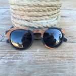 Lunettes de soleil en bois bicolore "La Bicolore 395FM", fabriquées en ébène et érable, avec monture unique et verres polarisés UV400 pour une protection optimale contre les rayons du soleil.