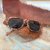 Lunettes de soleil CURTISS pour homme, monture en bois durable, style intemporel, et verres polarisés UV400 pour une protection maximale.