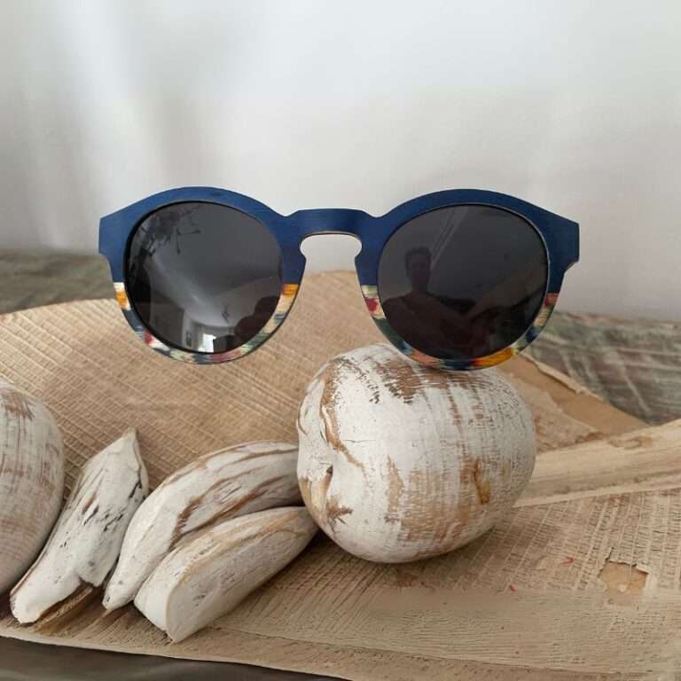 Clapton Bleu, des lunettes en bois multicolore parfaitement adaptées pour une journée à la plage ou une escapade en montagne.