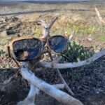 Modèle La Bicolore 087XP en bois durable, parfait pour des visages ronds, ovales ou carrés, avec une conception cousue main garantissant élégance et respect de l'environnement.