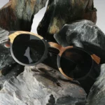 Lunettes en bois LA BICOLORE 395FM avec monture bicolore en ébène et érable, format pantos.