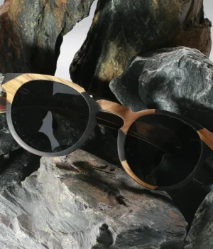 Lunettes en bois LA BICOLORE 395FM avec monture bicolore en ébène et érable, format pantos.