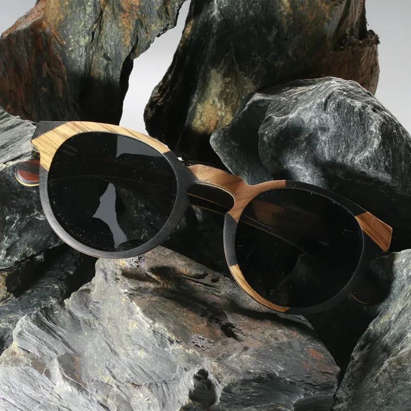 Lunettes en bois LA BICOLORE 395FM avec monture bicolore en ébène et érable, format pantos.
