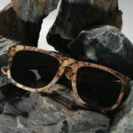 Zoom sur monture écologique en liège des lunettes CURTISS, avec verres UV400