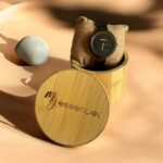 Coffret en bambou collection Katia My Essenciel contenant une montre en bois d'ébène femme posée sur son coussin en toile naturelle, avec maillons supplémentaires.