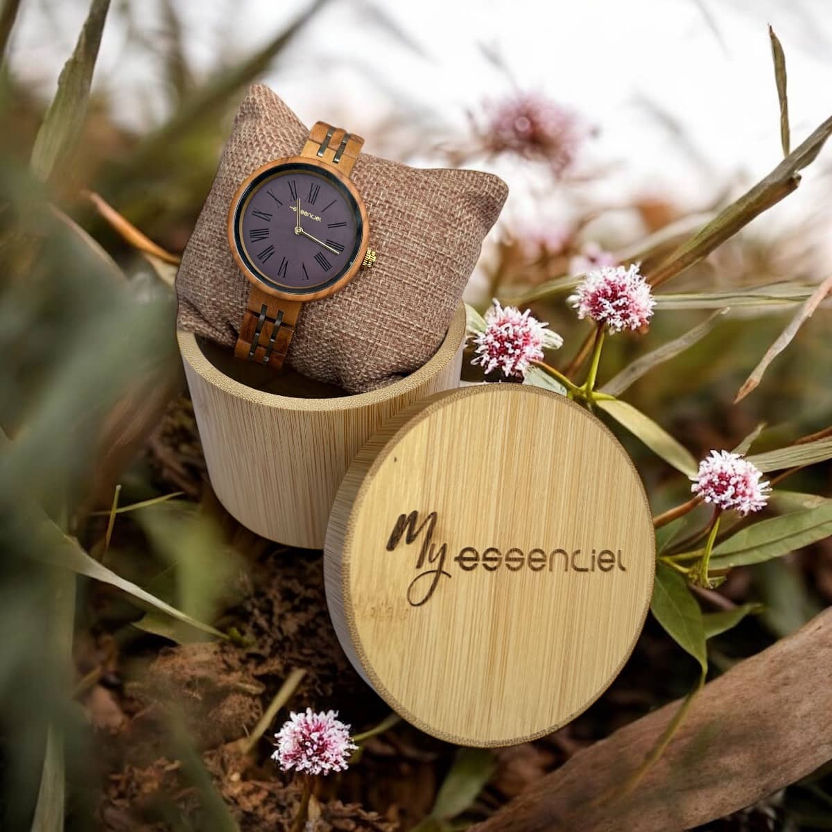 Coffret en érable collection Katia My Essenciel contenant une montre en bois femme posée sur son coussin en toile naturelle, avec maillons supplémentaires.