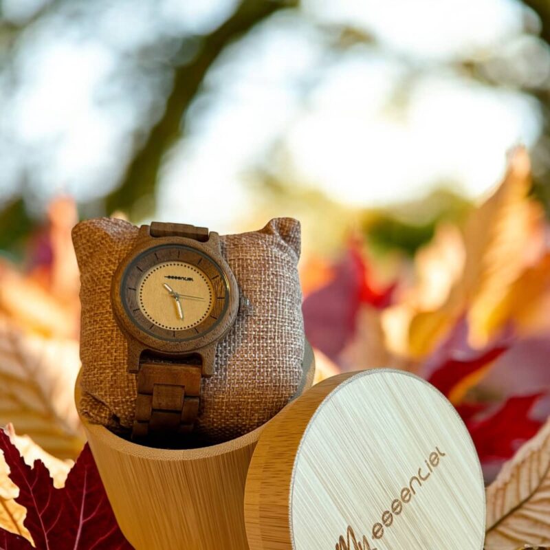 Coffret en noyer Leonardo My Essenciel contenant une montre en bois homme posée sur son coussin en toile naturelle, avec maillons supplémentaires.