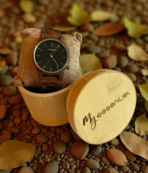 Coffret en noyer Manhattan My Essenciel contenant une montre en bois homme posée sur son coussin en toile naturelle, avec maillons supplémentaires.