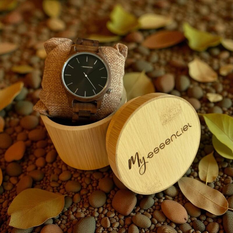 Coffret en noyer Manhattan My Essenciel contenant une montre en bois homme posée sur son coussin en toile naturelle, avec maillons supplémentaires.