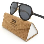 Lunettes de soleil homme Mac-Arthur en bois d’ébène, vue de face, style Wayfarer classique.