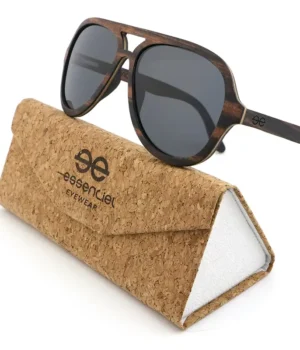 Lunettes Mac-Arthur bicolore en bois d’ébène avec un design façon Wayfarer posées sur une surface claire.
