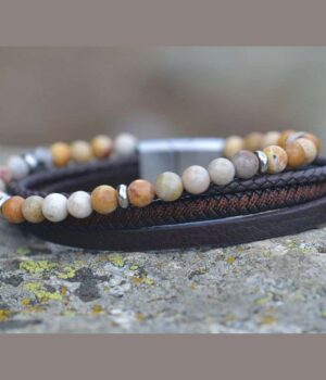 Bracelet multi-rangs pour homme en cuir marron tressé avec pierres naturelles, fermé par un fermoir magnétique en acier inoxydable.
